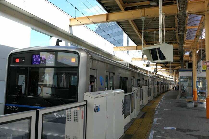 下りホームの相模大野方から見た各駅停車藤沢行き（記者撮影）