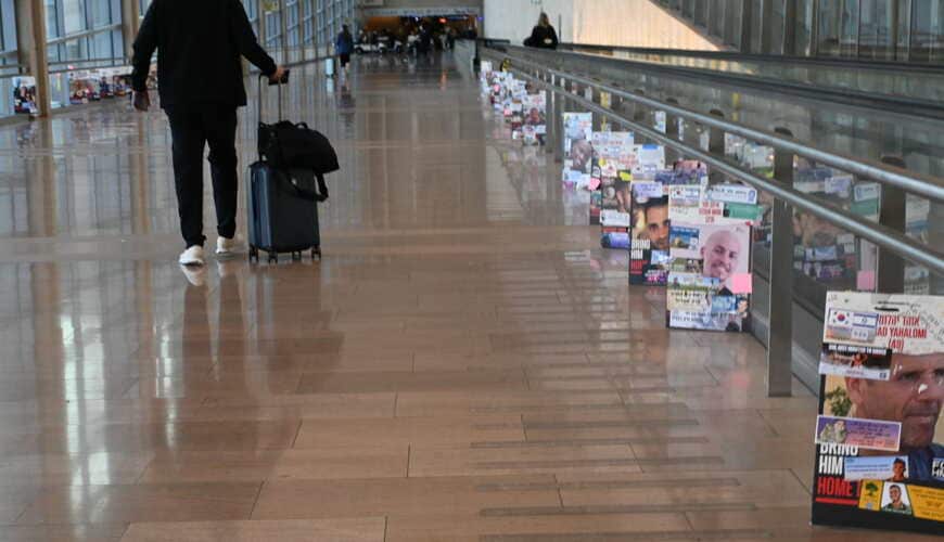 空港に掲げられた人質解放を訴えるプラカード（筆者撮影）