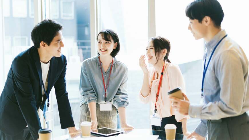 オフィスで楽しそうに話す男女