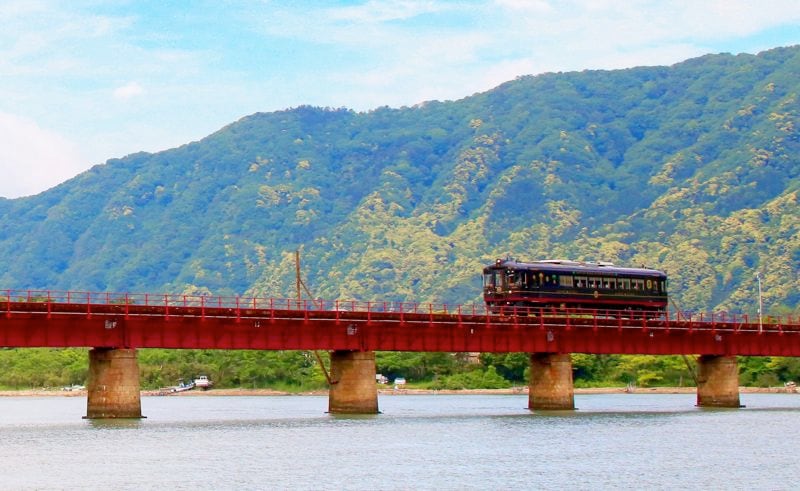 由良川橋梁を渡る「丹後くろまつ号」（写真：坪内政美）