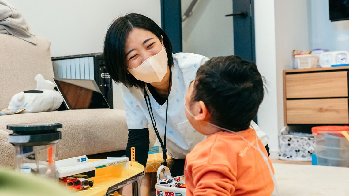 訪問看護をする看護師と幼児