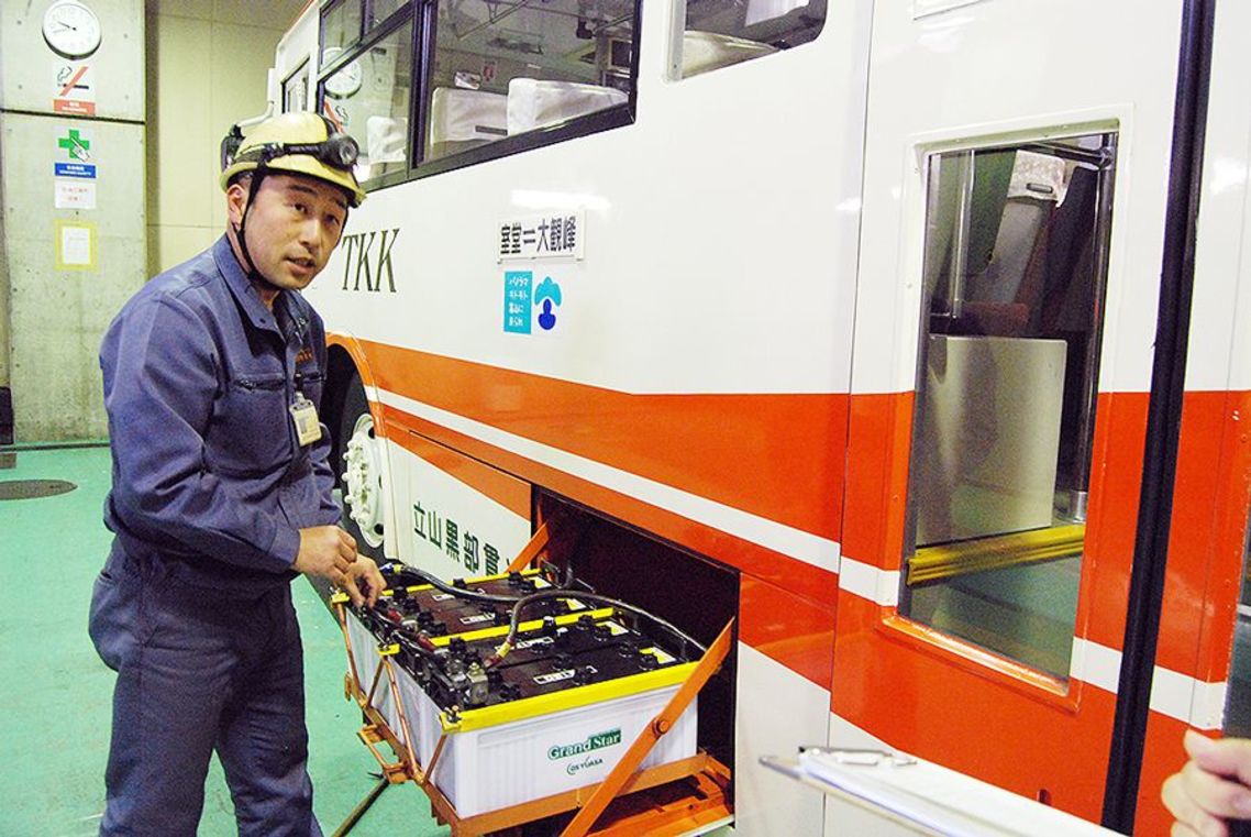 トロリーバスのバッテリーを紹介する早川さん