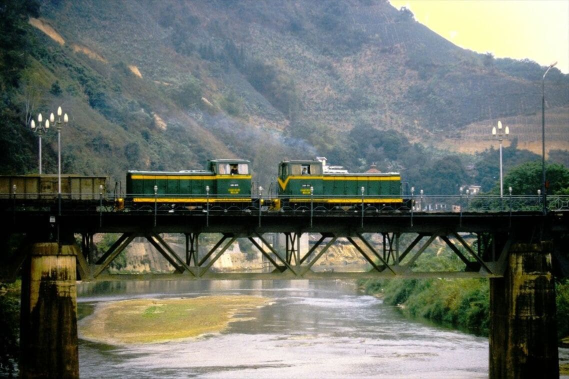 中越国境の橋を渡るベトナム国鉄のディーゼル機関車