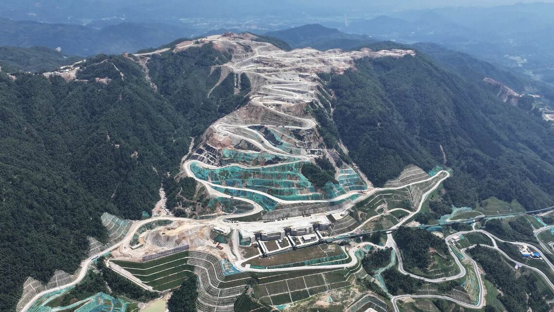 リチウム相場の大幅下落により、CATLは資産の減損処理を迫られた。写真は同社が採掘権益を持つ江西省宜春市のリチウム鉱山（撮影：財新記者 張芮雪）