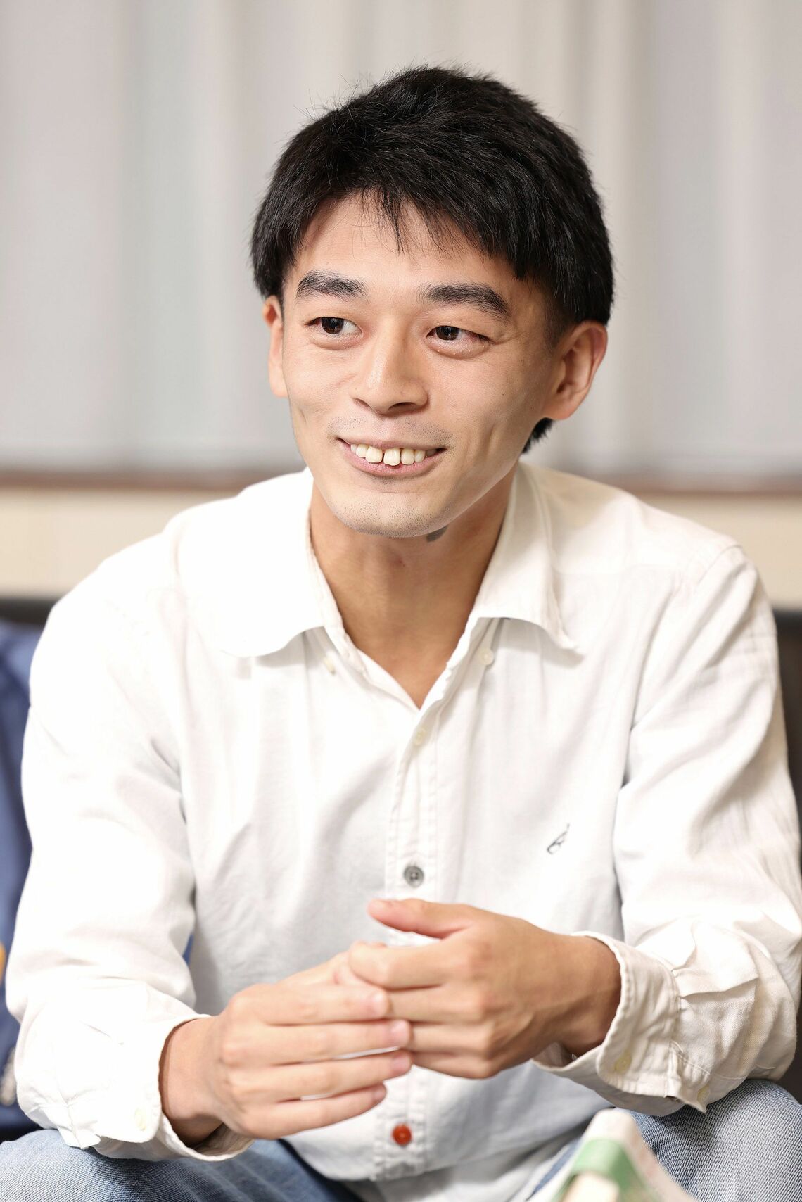 谷頭和希（たにがしら・かずき）：チェーンストア研究家・ライター。1997年生まれ。早稲田大学文化構想学部卒業、早稲田大学教育学術院国語教育専攻修士課程修了。「ゲンロン 佐々木敦 批評再生塾 第三期」に参加し宇川直宏賞を受賞。2022年、『ドンキにはなぜペンギンがいるのか』 （集英社新書）を上梓。 本業は国語の教師（撮影：尾形文繁）