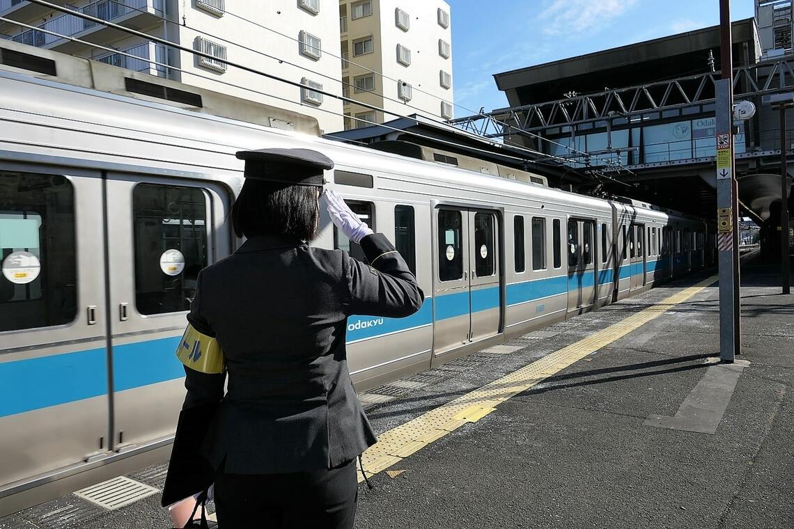 通過する「団体専用」1000形ワイドドア車を見送る（記者撮影）