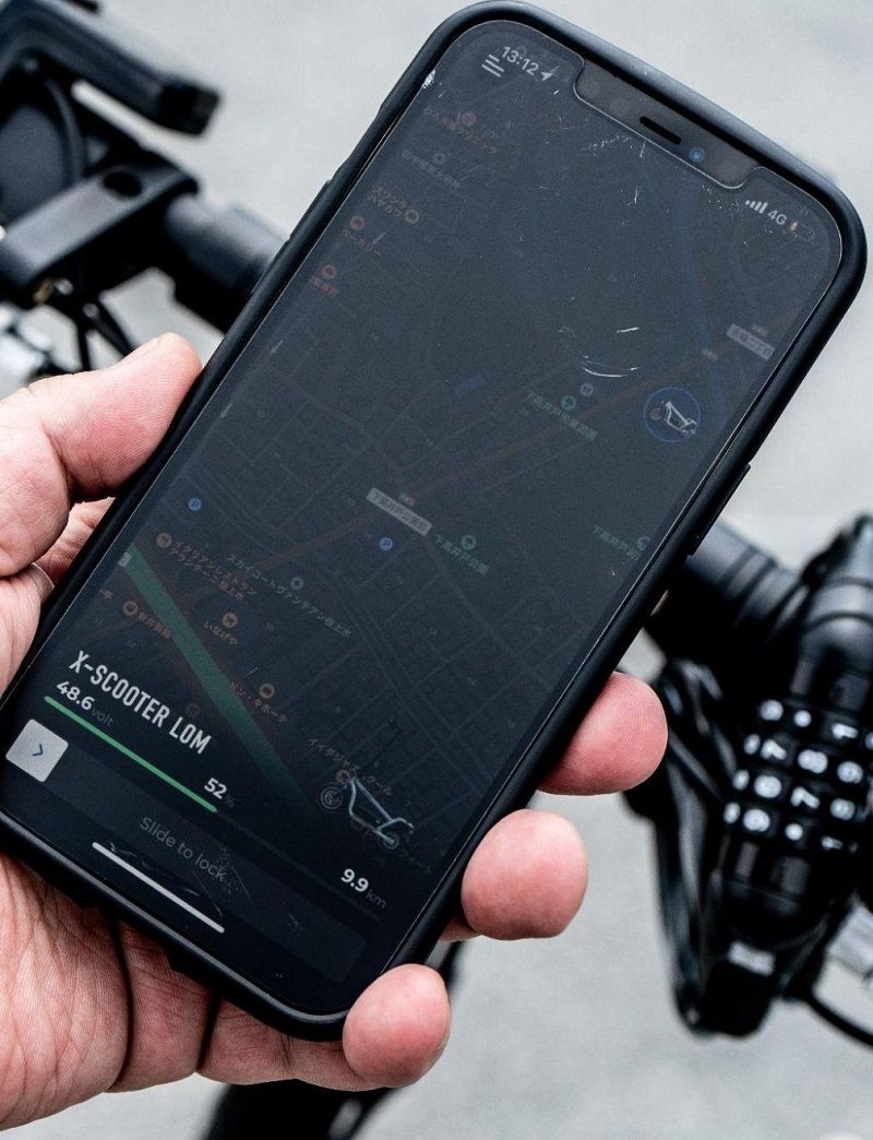 専用アプリがLOMの鍵であり、走行可能距離と地図を確認できるディスプレーとなる。車両にスマホ充電用ポートは備わるが、スマホホルダーは別途用意しなければならない（筆者撮影）