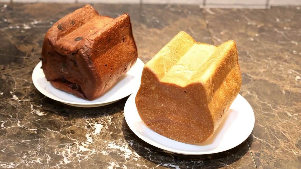 ねこねこ食パンはプレーンが1斤500円、ココアとチョコチップを練り込んだチョコが1斤680円。多いときは1日300斤が売れるという（撮影：尾形文繁）