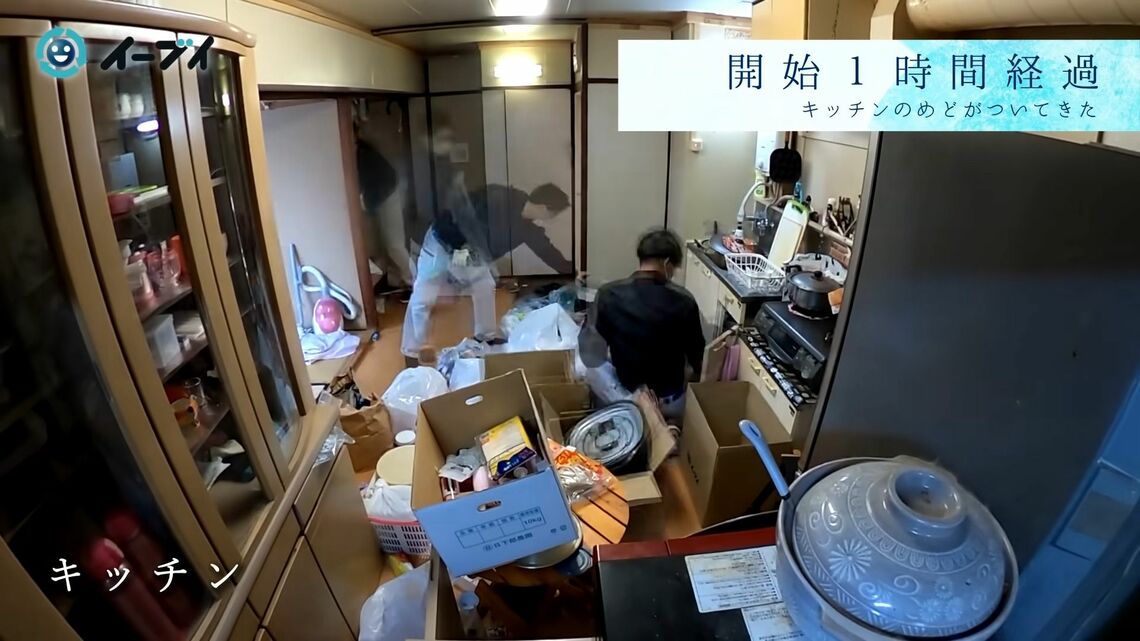 キッチンを片付ける様子（写真：「イーブイ片付けチャンネル」より）