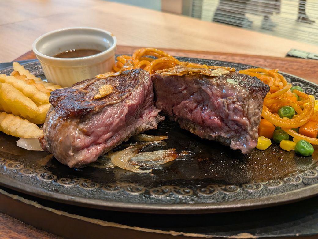 ナイフがスッと入った（筆者撮影）