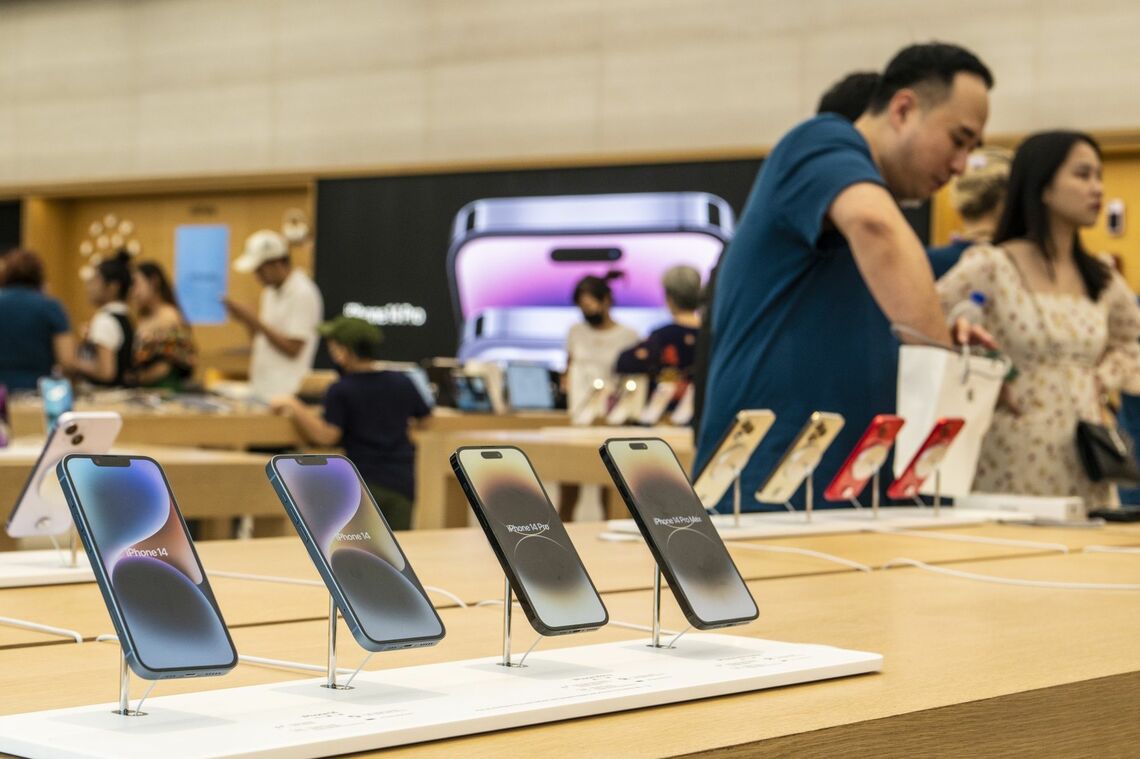 シンガポールのアップル旗艦店で展示されるアイフォーン14Photographer: Edwin Koo/Bloomberg