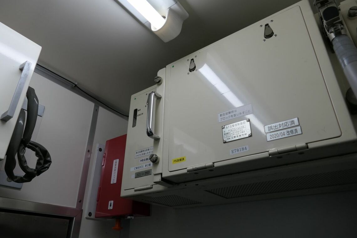ところ狭しと機器が取り付けられている（記者撮影）