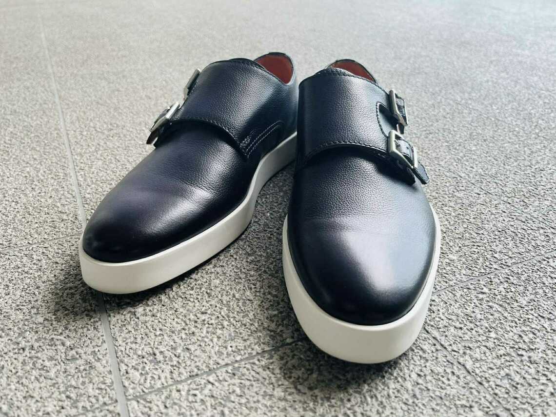 革靴に近い縦横比のビジネススニーカー（写真：筆者撮影）