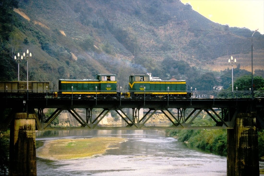 中越国境の橋を渡るベトナム国鉄のディーゼル機関車＝1998年3月、河口にて（筆者撮影）