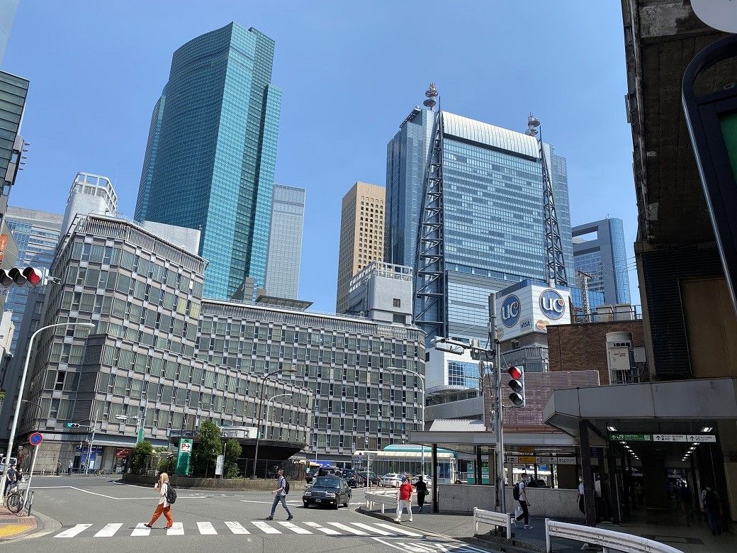 背後には汐留の超高層ビル群、隣には“ゆりかもめ”新橋駅ができるなど、周辺の環境は激変してきた（写真：筆者撮影）