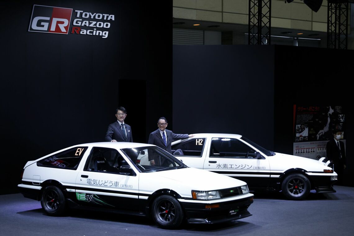 東京オートサロンでAE86に挟まれて並ぶ佐藤氏（左）と豊田社長（右）（23年1月､千葉市）Photographer: Kiyoshi Ota/Bloomberg