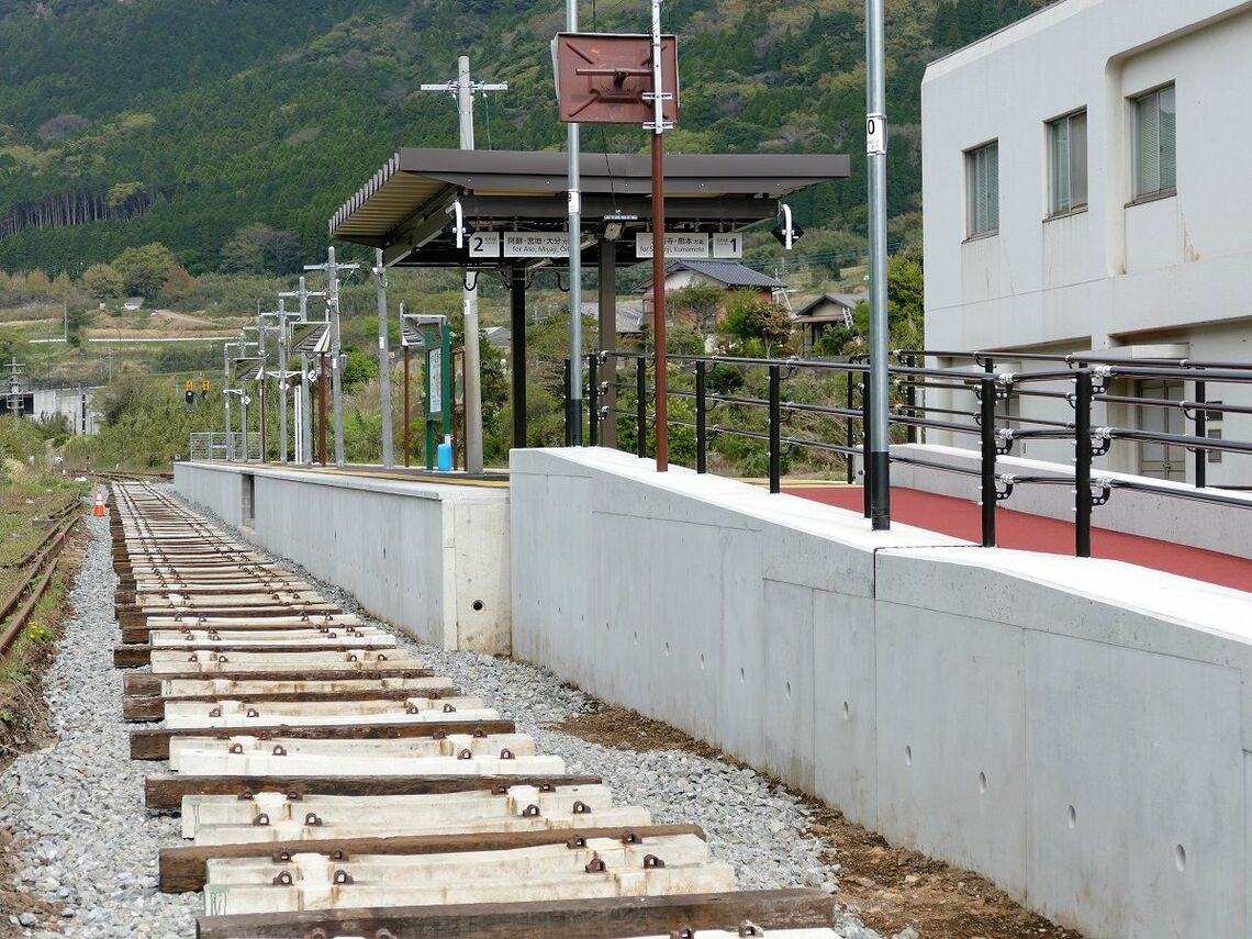 線路を敷く前の立野駅（阿蘇方面のりば）＝2018年4月（記者撮影）