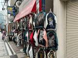横須賀といえば「スカジャン（横須賀ジャンパー）」。専門店は充実の品揃えです（筆者撮影）