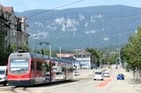 アーゼランド･モービルはソロトゥルン駅前の路面を出発して山を登る（筆者撮影）