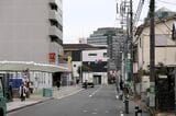 駅前広場の南の道路（記者撮影）