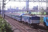 山手線の電車区をかすめて走るEF58形牽引の急行「銀河」（撮影：南正時）