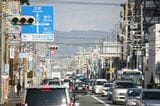 かつては尼宝電鉄の路盤＝専用道と同じ複線（2車線）分の幅しかなかった県道42号だが、周辺開発と交通量増加に伴い現在はほぼ4車線化されている（筆者撮影）