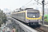 円借款で整備されたLRT2号線のロテム製車両。電装品は東芝製（筆者撮影）