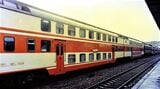 杭州駅に停車する2階建て25B型客車を連ねた列車＝1998年2月（筆者撮影）