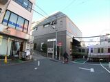 現在の神泉駅。左の店はその名も「ラ・フォンテーヌ」（仏語で泉）だ（撮影：南正時）
