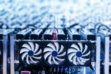 暗号通貨マイナーのコンピューター群（写真：photocreo／PIXTA）