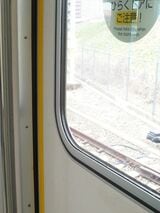 戸袋に指が挟まれるトラブルを防ぐため、ドアの窓ガラスは一段凹んでいた従来車と比べて極力フラットにした（記者撮影）