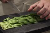 ニラの端を切り落としてしまう方が多いですが、きれいに洗って加熱すれば食べられます（写真：吉澤健太）