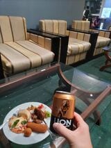 スリランカのラウンジとライオンビール（筆者撮影）