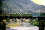 中越国境の橋を渡るベトナム国鉄のディーゼル機関車＝1998年3月、河口にて（筆者撮影）