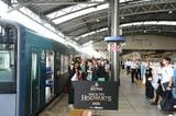 「バック・トゥ・ホグワーツ」特別イベントの様子。乗車に向けて整列（記者撮影）
