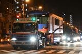 大阪モノレールの新型車両陸送の様子。その高さがよくわかる＝2018年7月（撮影：伊原薫）
