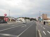 西側延伸整備区間の終点予定地近くの大通り。この付近の車道は片側2車線になる予定だ（記者撮影）