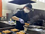 団子にみたらしあんをからめていく沙邦莉さん（筆者撮影）