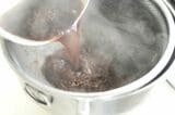 不織布タイプのキッチンペーパーがあれば、ザルにかませると洗い物が楽になります