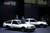 東京オートサロンでAE86に挟まれて並ぶ佐藤氏（左）と豊田社長（右）（23年1月､千葉市）Photographer: Kiyoshi Ota/Bloomberg