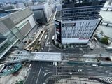 広島駅南口広場の再整備工事の様子（2024年11月8日定点写真）。駅ビル2階に乗り入れる路面電車の高架が見える（写真：広島市）
