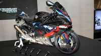 BMW｢新型M1000RR｣2輪版のMモデルが凄い訳 カーボンカウルや巨大ウイングでレースに対応