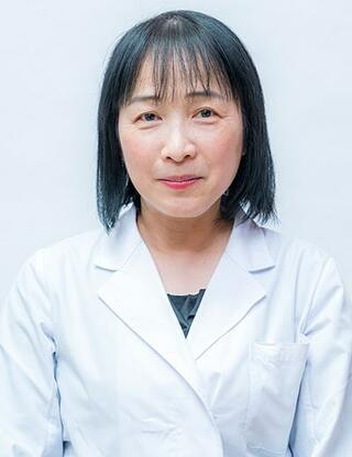 井上麻紀（いのうえ・まき）公立学校共済組合近畿中央病院 メンタルヘルスケアセンターおよび大阪メンタルヘルス総合センター 副センター長・主任臨床心理士神戸大学大学院文学研究科心理学専攻を修了。児童相談所、総合病院勤務を経て、近畿中央病院へ赴任。教職員のメンタルヘルスに関わり、個人カウンセリング、メンタルヘルス相談、講演のほか、600名以上の教員のリワーク（復職）支援プログラムに携わってきた。著書に『教師の心が折れるとき―教員のメンタルヘルス 実態と予防・対処法―』（大月書店）など（写真：本人提供）