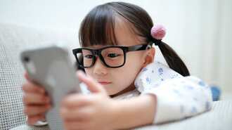 子ども｢視力1.0未満｣最多､近視に外遊びが効果的
