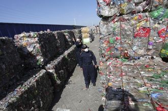 廃物輸入大国の中国､年内に輸入停止へ　