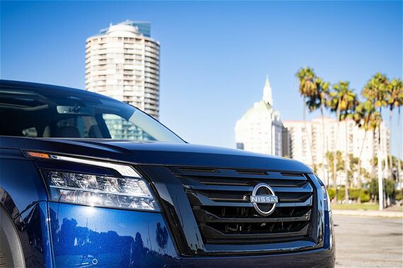 日産のアイコンであるVモーショングリルを採用。ヘッドライトの上に細身のシグネチャーランプが備わり、キリッとした表情が表現されている