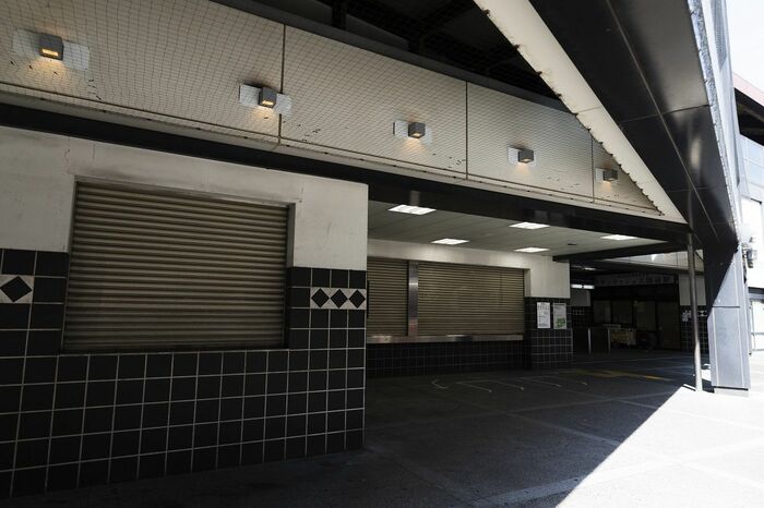 大師前駅の臨時窓口。通常時はシャッターが下りている