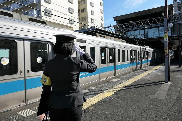 通過する「団体専用」1000形ワイドドア車を見送る
