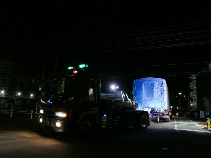 横浜に到着したデハ230形。京急線の線路を渡る