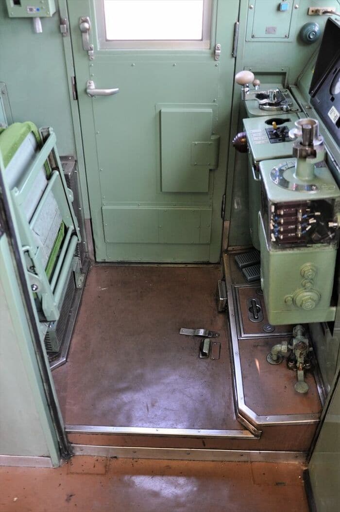 運転台は通路より1段高くなっている